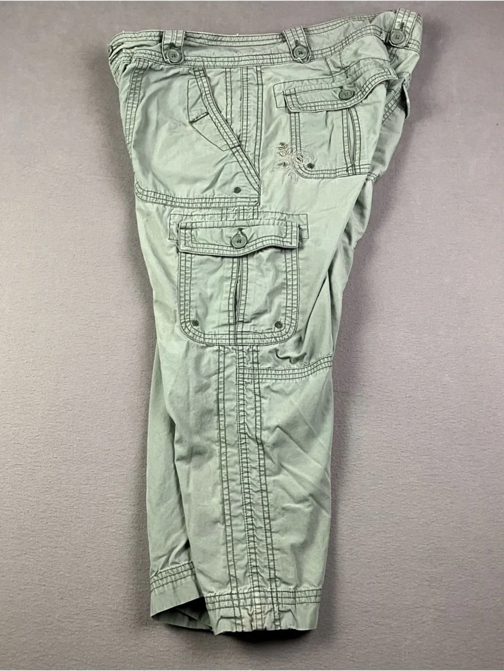 Y2K Aeropostale Women’s Cargo Capri Pants Size 11/12? Green Embroidered Flowers - Picture 4 of 14